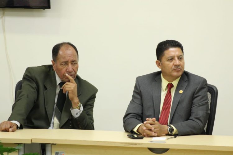 Atiende diputado por LC a maestros de su distrito