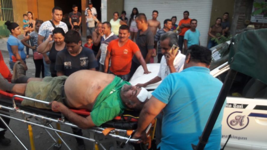 Taxista atropella y arrastra a hombre 
