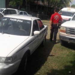 Choca camioneta contra taxi; dos heridas