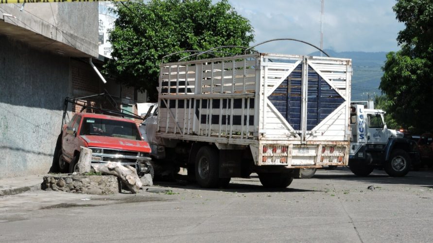 Camión sin frenos mata a uno y aplasta dos vehículos