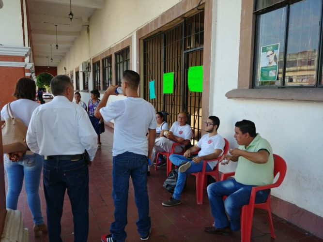Pide los trabajadores despedidos finiquito "conforme a la ley"