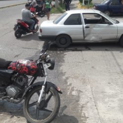 Choque entre moto y automóvil; un herido