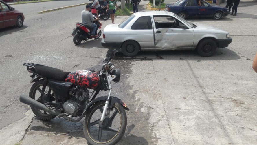 Choque entre moto y automóvil; un herido