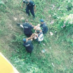 Cae de su cuatrimoto al río; herido grave