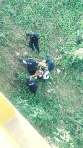 Cae de su cuatrimoto al río; herido grave