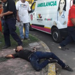 Choque entre taxi y motocicleta deja dos heridos