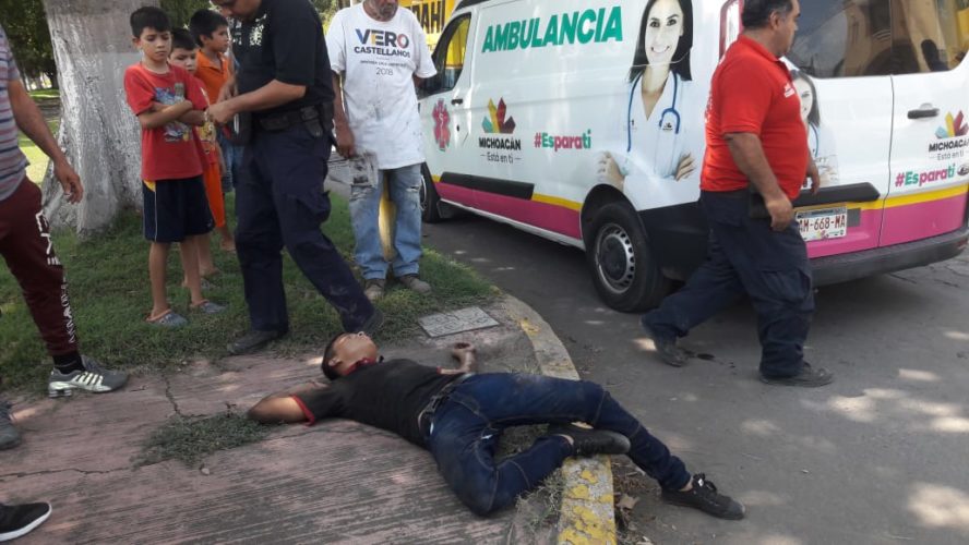 Choque entre taxi y motocicleta deja dos heridos