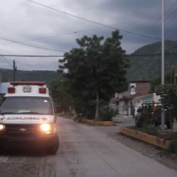 Vehículo impacta a dos motociclistas