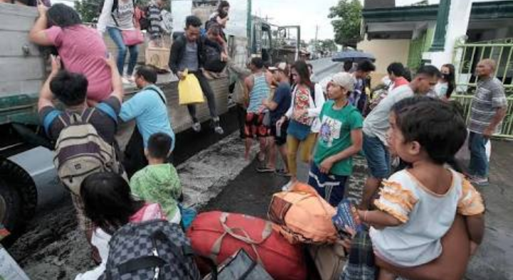 Evacuan a 25 familias por avenida de agua, en Buenavista