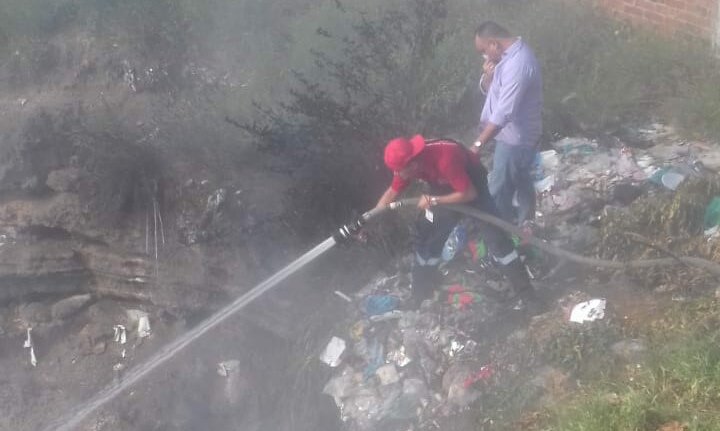 PC combate incendio de basurero, en Apatzingán  Apatzingán,
