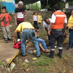 Motociclistas derrapan y quedan lesionados
