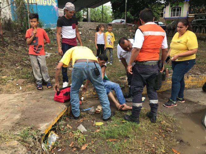 Motociclistas derrapan y quedan lesionados