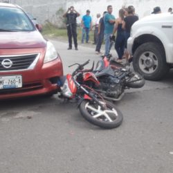 Choque entre moto y vehículos deja cuatro menores lesionados