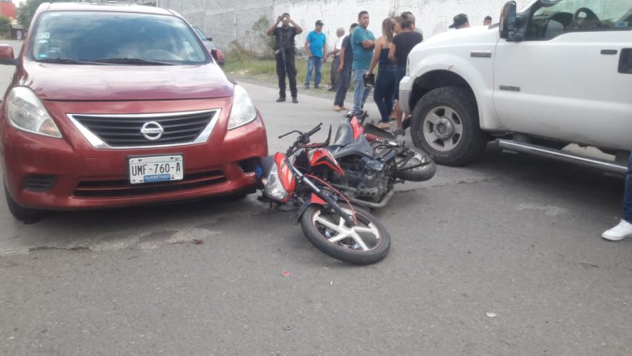 Choque entre moto y vehículos deja cuatro menores lesionados