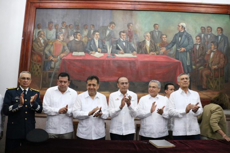 Montan guardias de honor en monumentos a Morelos