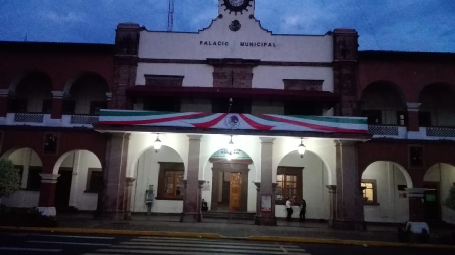 Sin acuerdos, liberan palacio de Apatzingán