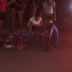 Pareja en motocicleta embestida por unidad