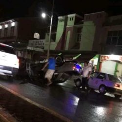 Vuelca un auto en pleno centro de Nueva Italia