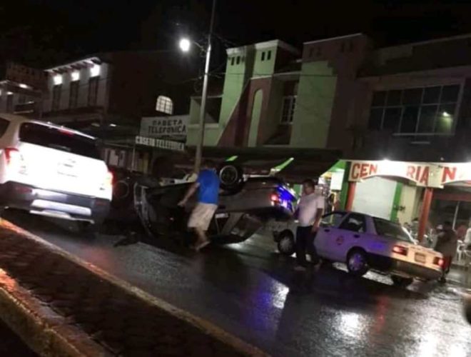 Vuelca un auto en pleno centro de Nueva Italia