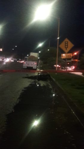 Choque entre moto y tráiler deja un muerto y un herido