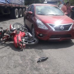 Choque entre moto y autos; dos lesionados
