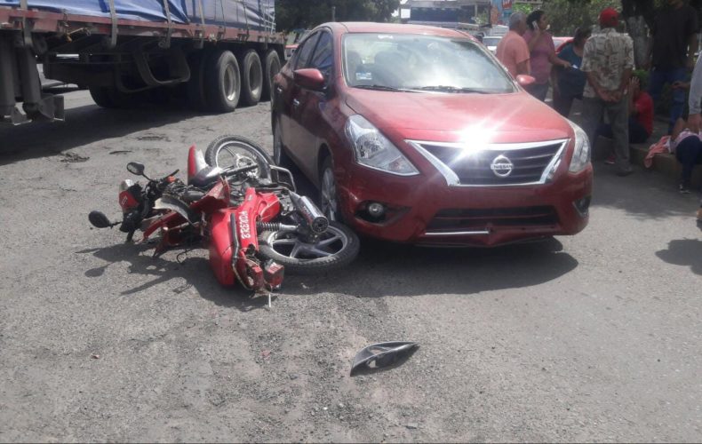 Choque entre moto y autos; dos lesionados