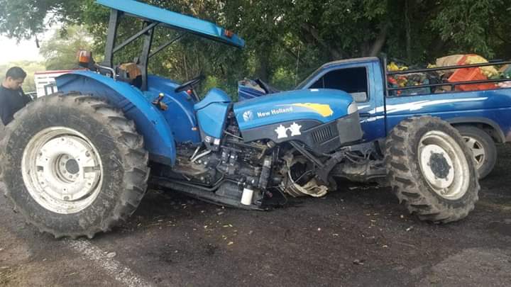 Choque de frente entre tractor y camioneta deja un lesionado leve