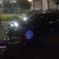 Choque entre moto y automóvil deja dos lesionados