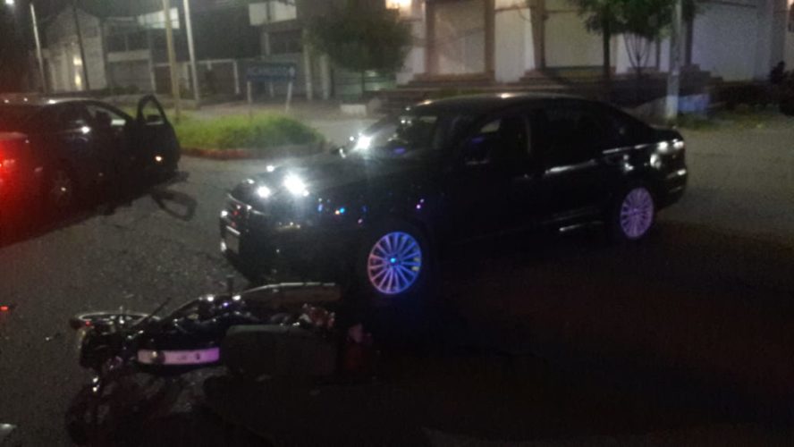 Choque entre moto y automóvil deja dos lesionados