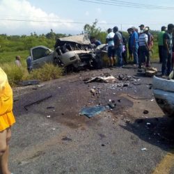 Choque de frente deja dos muertos y dos heridos graves
