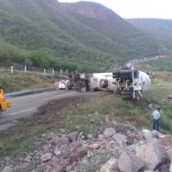 Vuelca pipa con amoniaco en la Siglo 21