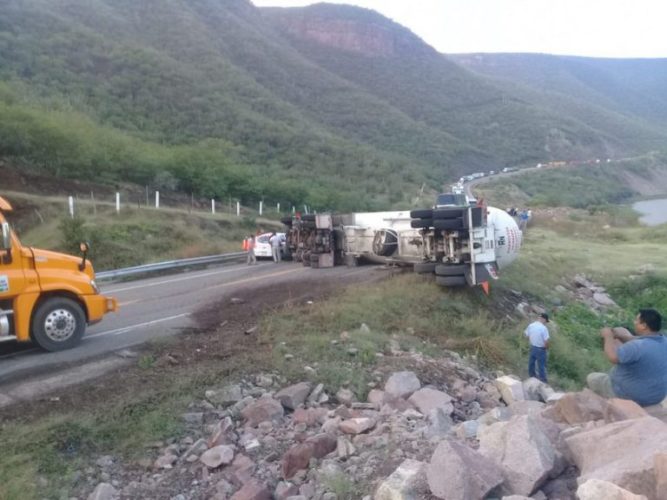 Vuelca pipa con amoniaco en la Siglo 21