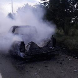 Se incendia vehículo tras falla mecánica