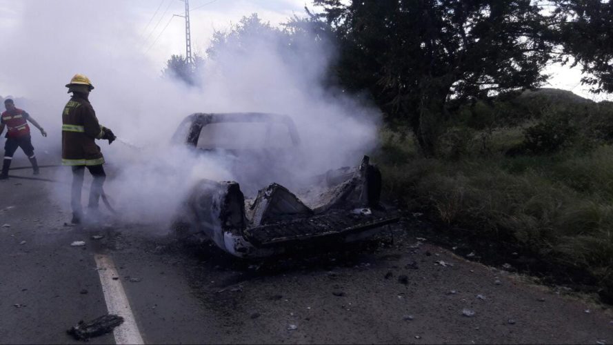 Se incendia vehículo tras falla mecánica