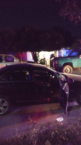 Acribillan a un hombre a bordo de su vehículo y dejan herida a su esposa