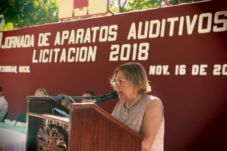 Entrega DIF-Apatzingán aparatos auditivos