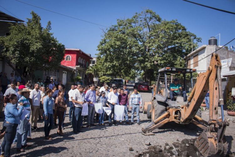 Banderazo de arranque de obra en Nueva Italia