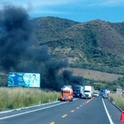 Se incendian neumáticos de tráiler