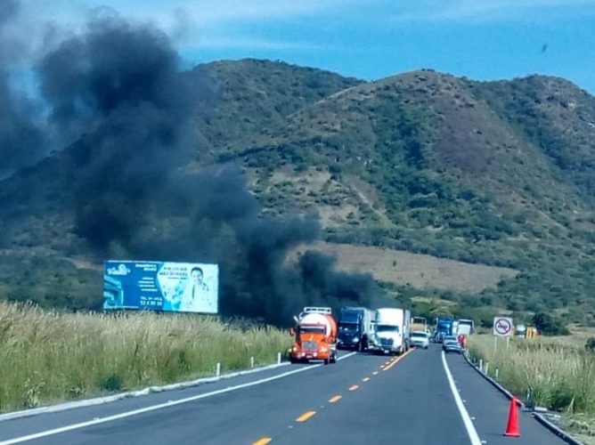 Se incendian neumáticos de tráiler