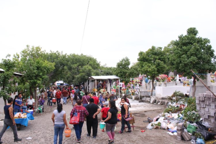 Múgica vive el tradicional Día de Muertos en paz y armonía