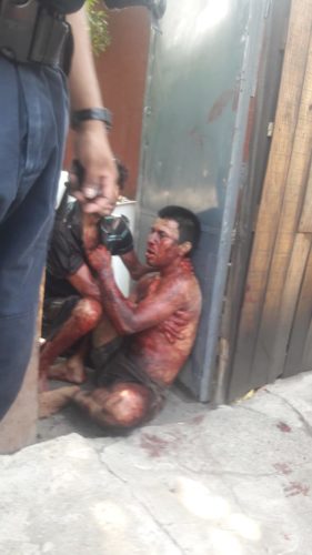 Balean a joven frente al cuartel militar