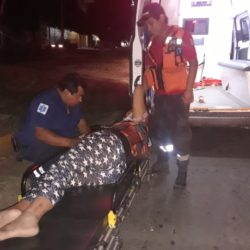 Mujer cae de moto al sufrir desmayo