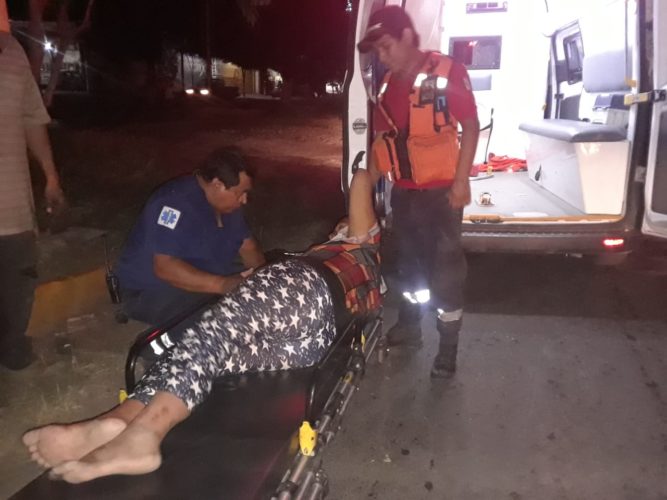 Mujer cae de moto al sufrir desmayo