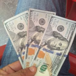 Abuso de casas de cambio en la compra de dólares, en Apatzingán