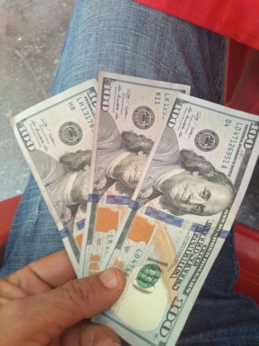 Abuso de casas de cambio en la compra de dólares, en Apatzingán