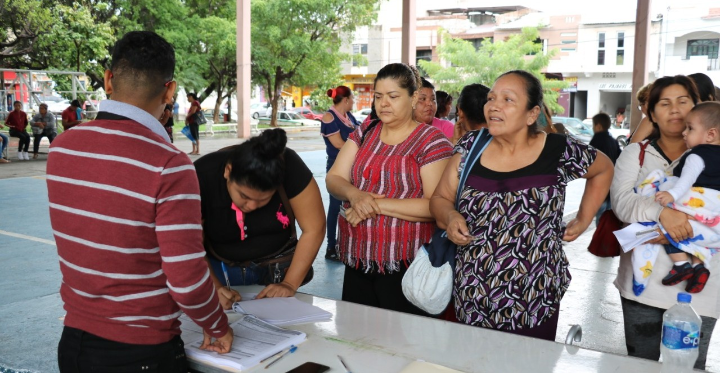 Entregan créditos del programa “Palabra de Mujer”