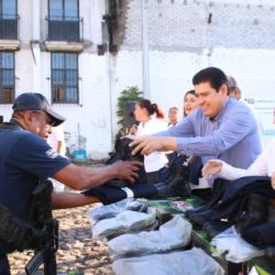 Edil de Múgica entrega uniformes a elementos de la DSPM