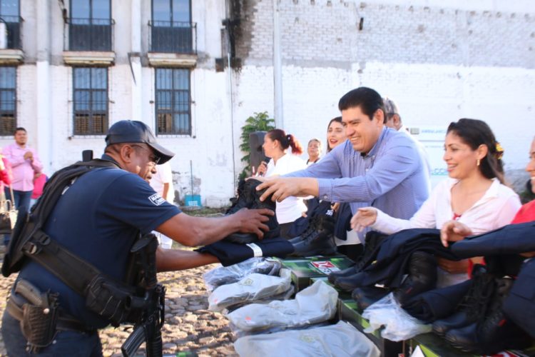 Edil de Múgica entrega uniformes a elementos de la DSPM