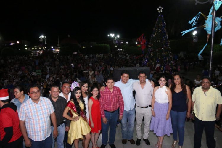 Se enciende árbol navideño, en Múgica