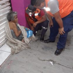 PC auxilia a mujer indigentte